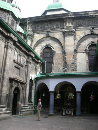 Uspenskijkatedralen (även kallad Vlachiska kyrkan). Till vänster Tre heligas kapell.